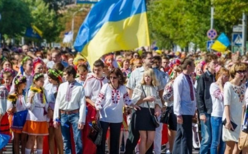 Мариупольцы в национальной одежде пройдут парадом через центр города