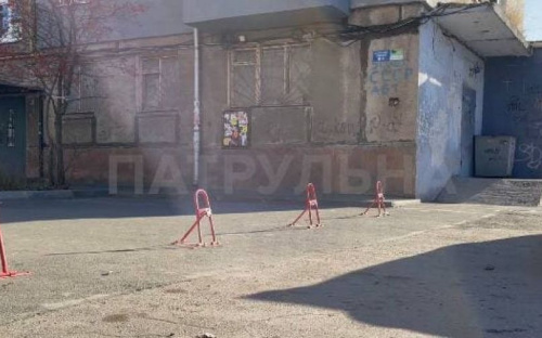 Жители мариупольских дворов возмущены самовольной установкой парковочных барьеров