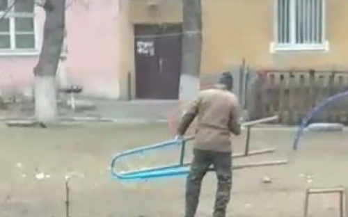 Мариуполец самовольно срезал волейбольные стойки на детской площадке
