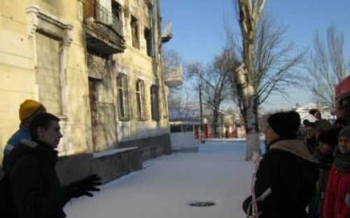 Гостям из Западной Украины показали сгоревшие здания горсовета и РОВД