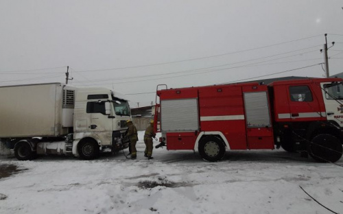 В Мариуполе грузовики застряли на скользкой дороге (ФОТО+ВИДЕО)