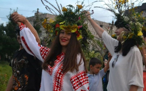 Разжигали костры и плели венки: мариупольцы отпраздновали Ивана Купала