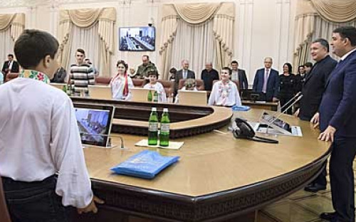 Гройсман: дети из Мариуполя продлили в Киеве жизнь главной елки Украины (ФОТО)