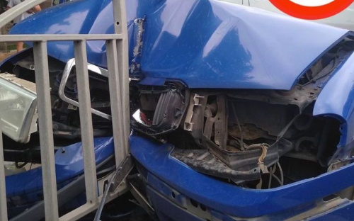В центре Мариуполя автомобиль врезался в ограждение