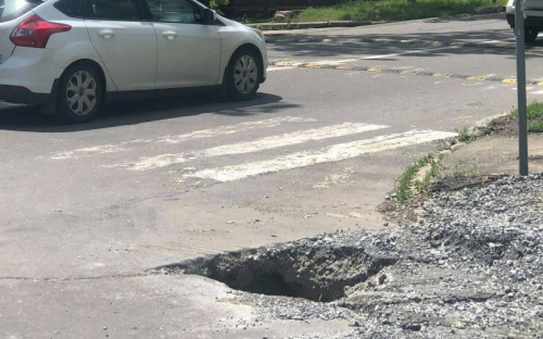 Мариупольцам возле пешеходного перехода несколько дней угрожала глубокая яма (ФОТО)