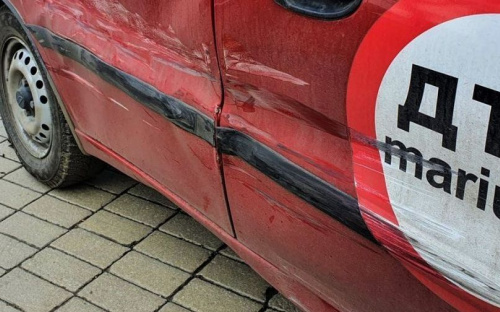 Ирония судьбы: в Мариуполе автомобиль с наклейкой «ДТП» попал в аварию