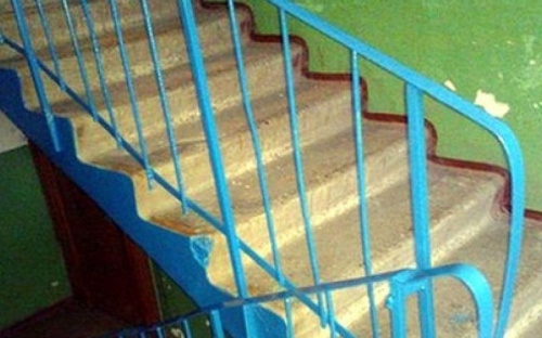 На Донетчине мужчина ногой убил знакомого в подъезде дома