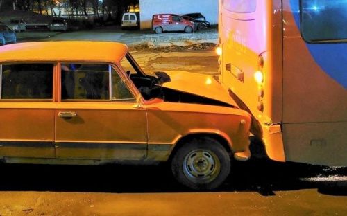 В Мариуполе ВАЗ на скорости въехал в автобус. Пострадала женщина-пассажир