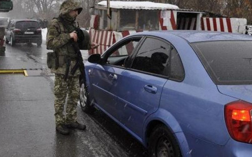 На КПВВ Донбасса увеличился поток людей и машин. Пограничники пресекли взяточничество