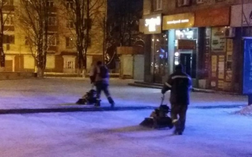 Снег празднику не помеха: для посыпки дорог Мариуполя использовали 352 тонны смеси (ФОТО)