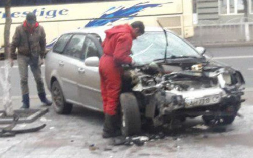 Лобовое столкновение: в Мариуполе такси протаранило рейсовый автобус (ФОТО)
