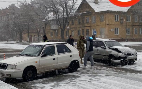 Возле мариупольского парка автомобили не поделили дорогу