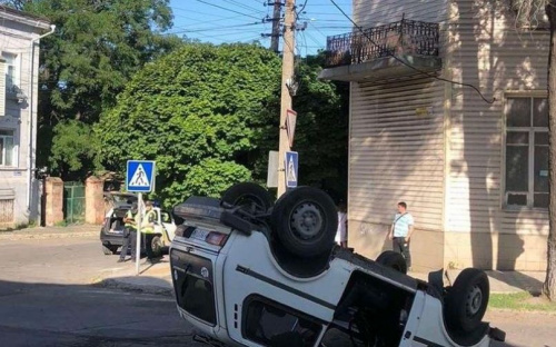 В центре Мариуполя в результате аварии машину перекинуло на крышу (ФОТО)