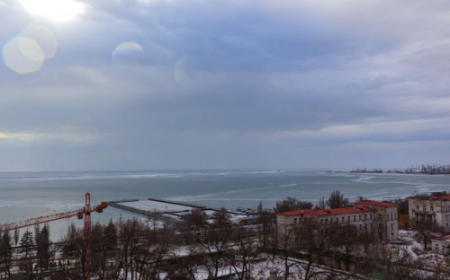 Заснеженный Мариуполь и подмерзшее море: самые яркие фото