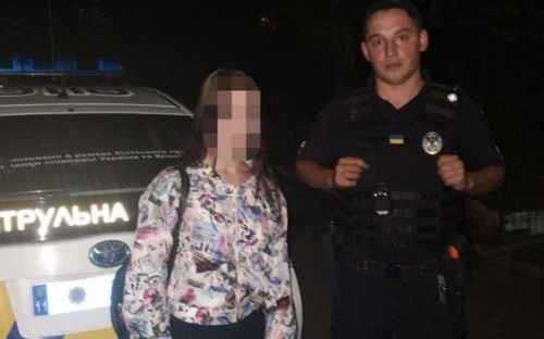 Загулялась: в Мариуполе патрульные вернули домой протестующую девочку (ФОТО)