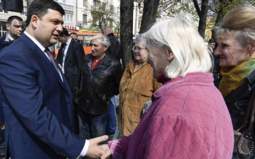 В Мариуполе Гройсман пообещал увеличить пенсии людям с большим стажем и маленькой зарплатой