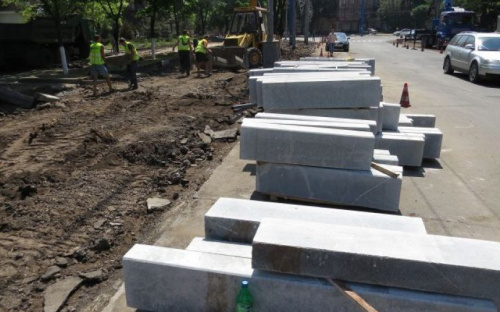 Раскрыта тайна сколотых бордюр в Театральном сквере Мариуполя