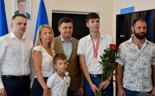 В Мариуполе поздравили бронзового призера Международной олимпиады Индонезии (ФОТО)