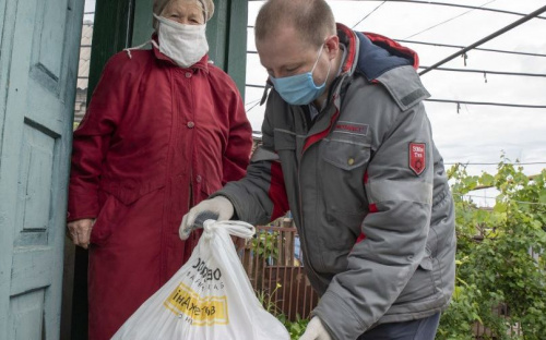 С заботой о ветеранах труда меткомбинатов: в Мариуполе продолжают выдачу продуктовых наборов