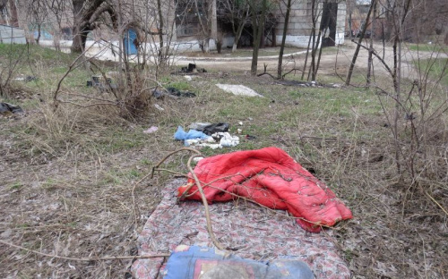 В центре Мариуполя у церкви христиан-баптистов лежбище бездомных превратилось в свалку (ФОТОФАКТ)