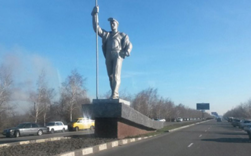 Мариуполец на авто взял на таран памятник «Сталевар»