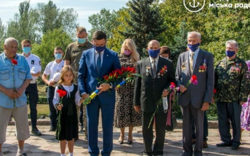 Ко Дню освобождения Мариуполя в городе провели митинг