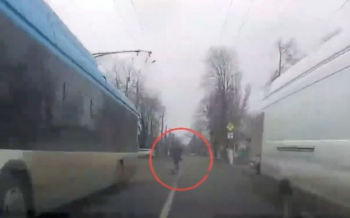 Едва не оказался на капоте: в Мариуполе оштрафовали пешехода-нарушителя