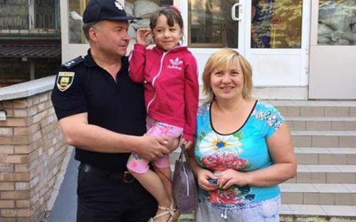 Девочка из Авдеевки, потерявшая маму во время обстрела, пройдет реабилитацию под Мариуполем (ФОТО)