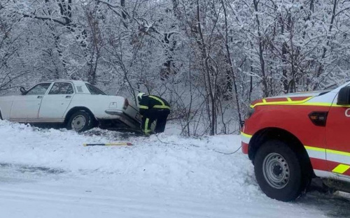В Мариуполе машина попала в «ловушку». Спасатели помогали водителям по всей Донецкой области