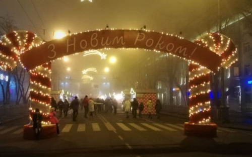 Атмосфера праздника: сотни мариупольцев встретили Новый год возле главной городской елки