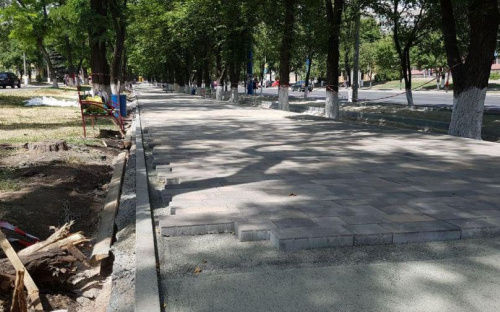 В Мариуполе на аллее с мраморными бордюрами начали укладывать плитку (ФОТОФАКТ)