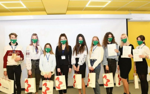 «Green интеллект» подвел итоги: самым эрудированным школьникам вручили планшеты и ноутбук