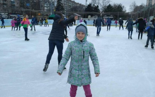 Мариупольские школьники активно проводят каникулы на катке (ФОТО)