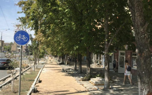 В центре Мариуполя строят новую велосипедную дорожку (ФОТО)