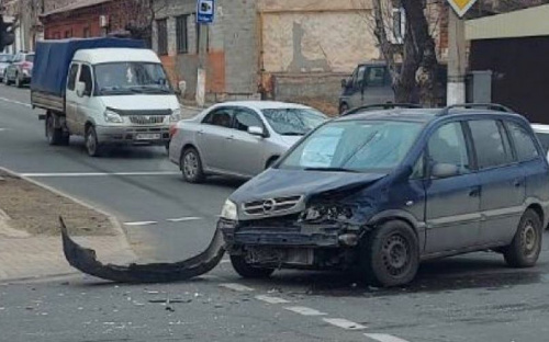 Две легковушки не поделили перекресток в старой части Мариуполя