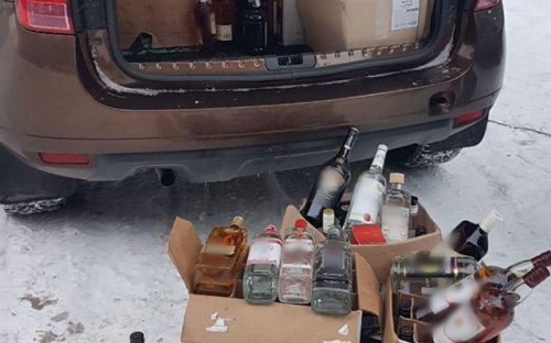 По тротуару в Мариуполе двигался автомобиль с нелегальным алкоголем (ФОТО)