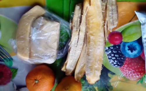 В Мариуполе ребенку-инвалиду вручили в подарок испорченные продукты (ФОТО+ВИДЕО)