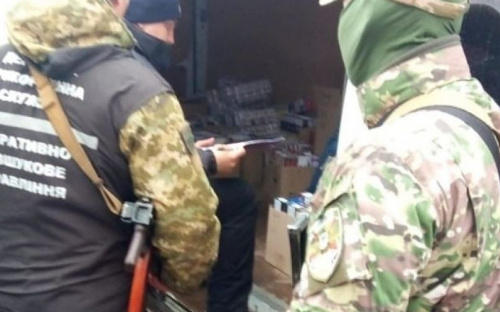 Поддельные сигареты на полмиллиона гривен перевозили в фургонах по Мариуполю
