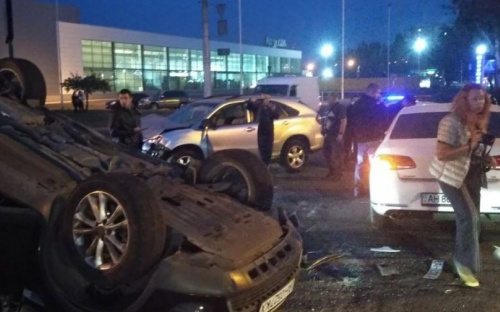 В Мариуполе столкнулись три легковушки: от удара машину перевернуло на крышу