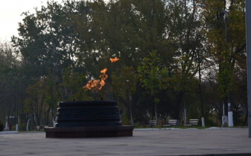 В Мариуполе у подножия памятника Освободителям Донбасса снова горит Вечный огонь (ФОТО)