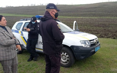 Под Мариуполем снова распахивали ценные земли нацпарка: полиция изъяла сельхозтехнику