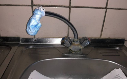 Почти неделю без воды: жители мариупольских многоэтажек страдают из-за должников