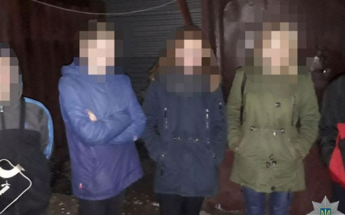 В Мариуполе подростки стащили из киоска сигареты и деньги (ФОТО)