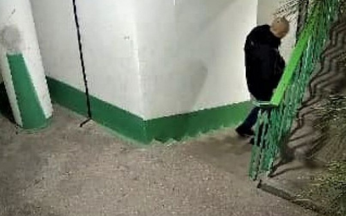 Подозрительного «продавца» побаиваются жители многоквартирного дома в Мариуполе