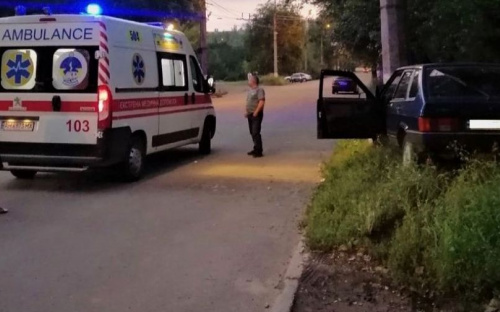 Двойное столкновение. В Мариуполе травмировались водитель и пассажир легковушки