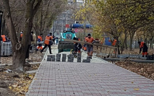 ФЭМ вместо разбитого асфальта: в густонаселенном микрорайоне Мариуполя ремонтируют тротуар