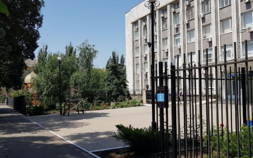 В Мариуполе убрали ограждение у входа в областной главк полиции