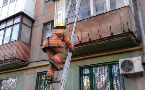 Спасатели в Мариуполе пришли на помощь запертой в квартире пенсионерке (ФОТО)