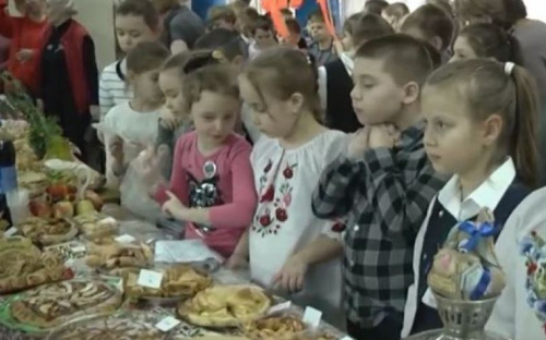 Мариупольские школьники провели ярмарку блинов, чтобы создать инклюзивную комнату (ВИДЕО)
