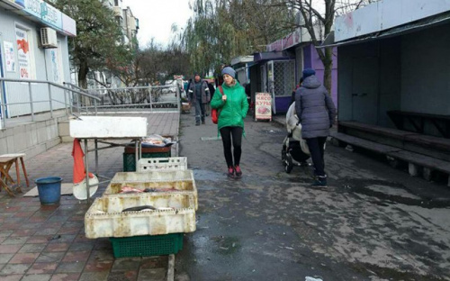 В Мариуполе на тротуаре в антисанитарных условиях продавали рыбу (ФОТО)